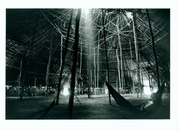 Fotografia da série A FLORESTA, de Claudia Andujar, mostra interior de uma oca Yanomami. A obra faz parte da exposição ZONA DA MATA no MAC USP