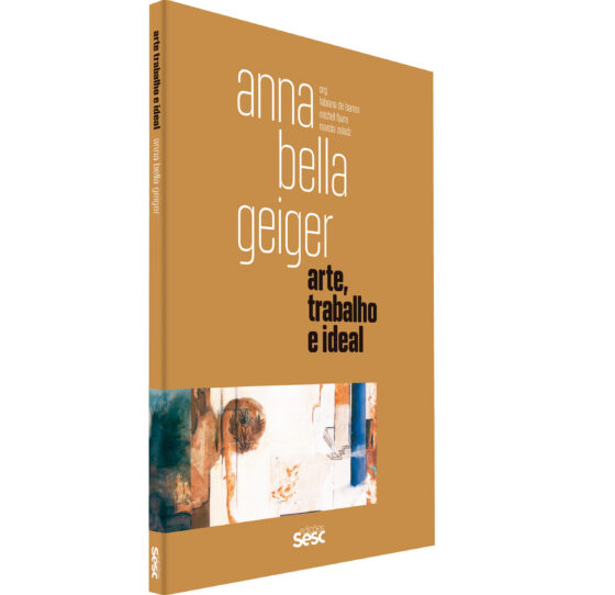 Foto quadrada, colorida. Capa do livro ANNA BELLA GEIGER, da coleção ARTE, TRABALHO E IDEAL, publicado pela Edições Sesc SP em 2021. O livro tem uma capa bege, com o título em letras minúsculas brancas, o título da coleção logo abaixo em negrito e em preto. No canto inferior direito, em um retângulo, o detalhe de uma das obras abstratas de Geiger.