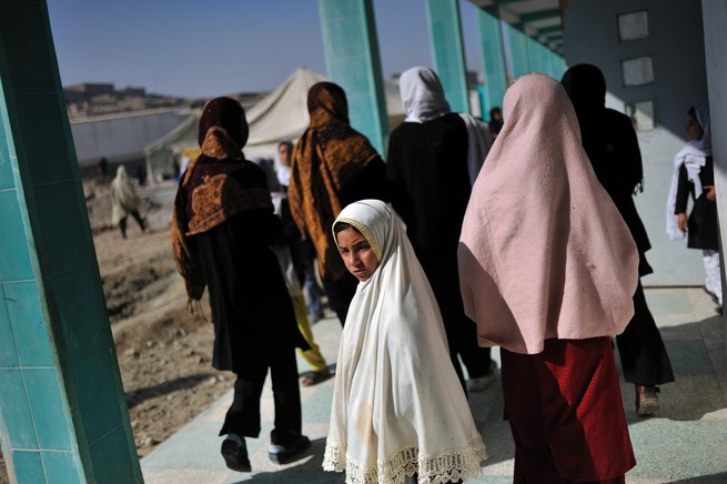 "Colegiais em Kandahar, Afeganistão, 7 de fevereiro de 2009. Em novembro anterior, 16 garotas haviam sido pulverizadas com ácido por simpatizantes do Talibã enquanto caminhavam para a escola. A maioria voltou a comparecer, apesar das constantes ameaças à sua segurança", Lynsey Addario. Foto: Publicado originalmente no The Atlantic. Crédito inteiramente reservado à fotógrafa e ao The Atlantic.