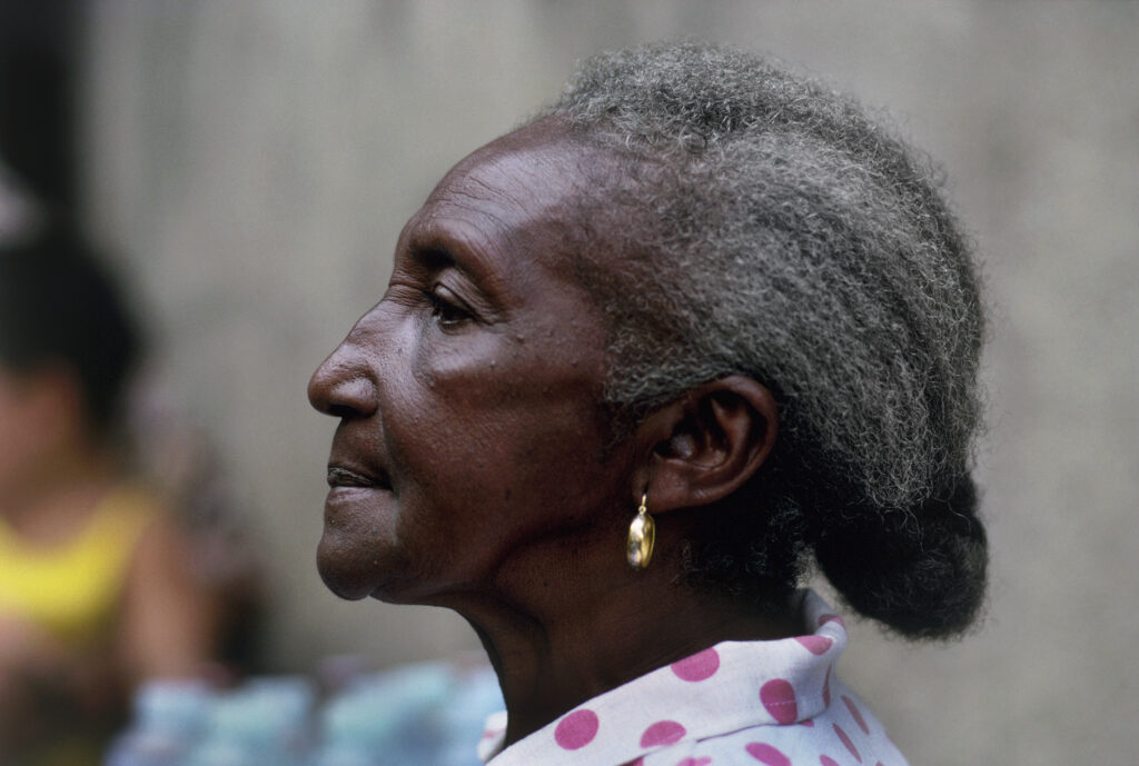 "Perfil da senhora no círio", 1991. Foto: Luiz Braga. Cortesia Instituto Tomie Ohtake.