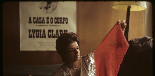 Lygia Clark. Performance "Arquiteturas biológicas II" (1969). Foto de Alécio de Andrade/ ADAGP.