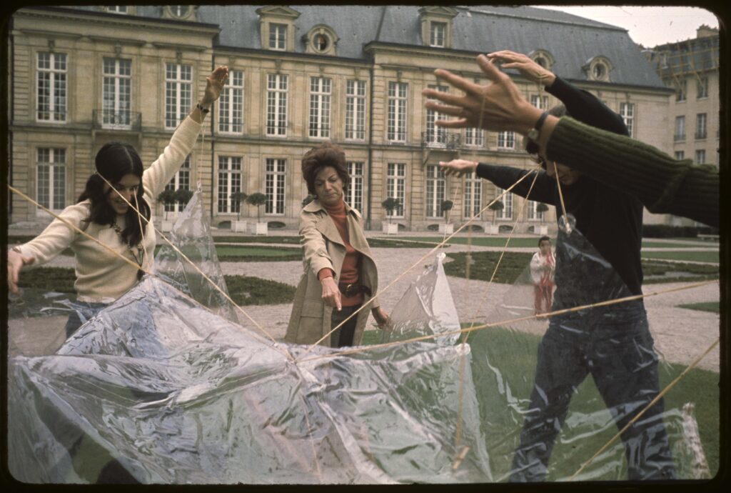 Performance "Arquiteturas biológicas II" (1969). Foto de Alécio de Andrade / ADAGP.