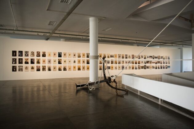 Obra de Arjan Martins, à frente, com as fotos de Frederick Douglass ao fundo. Foto: © Levi Fanan / Fundação Bienal de São Paulo