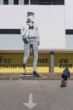 Tótem-escultura representando João Cândido, o Almirante Negro; uma das nove figuras homenageadas em "Corte Seco", de Paulo Nazareth. Foto: © Levi Fanan