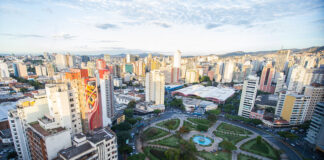 Imagem horizontal, colorida. Vista da Praça Raul Soares, em Belo Horizonte, onde ocorre o CURA 2021