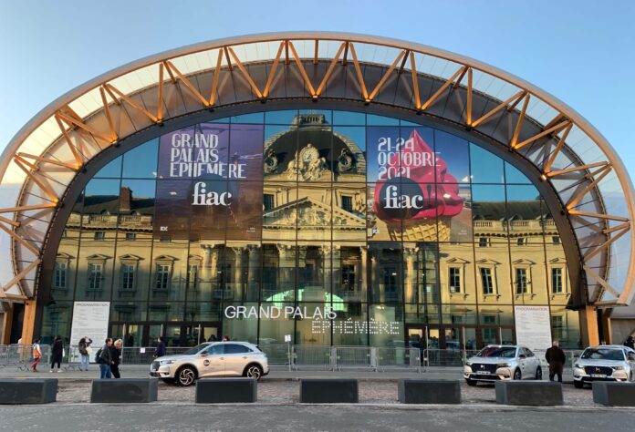 Grand Palais Ephemere, onde ocorreu a Feira Internacional de Arte Contemporânea (FIAC) de Paris em 2021. Foto: Hélio Campos Mello