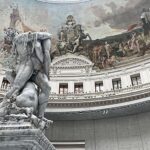 Instalação de Urs Fischer na rotunda da Bolsa de Comércio de Paris