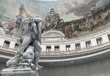 Instalação de Urs Fischer na rotunda da Bolsa de Comércio de Paris