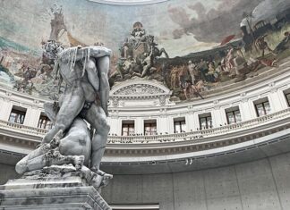 Instalação de Urs Fischer na rotunda da Bolsa de Comércio de Paris