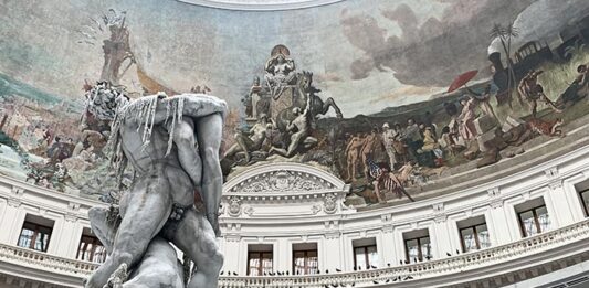 Instalação de Urs Fischer na rotunda da Bolsa de Comércio de Paris