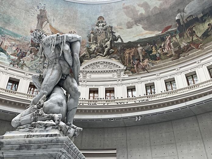 Instalação de Urs Fischer na rotunda da Bolsa de Comércio de Paris