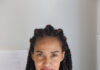 Foto vertical, colorida. Retrato de Grada Kilomba