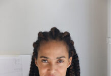 Foto vertical, colorida. Retrato de Grada Kilomba