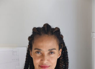 Foto vertical, colorida. Retrato de Grada Kilomba