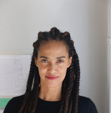 Foto vertical, colorida. Retrato de Grada Kilomba