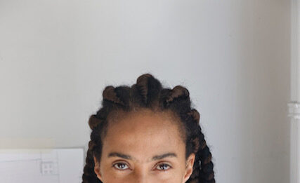 Foto vertical, colorida. Retrato de Grada Kilomba