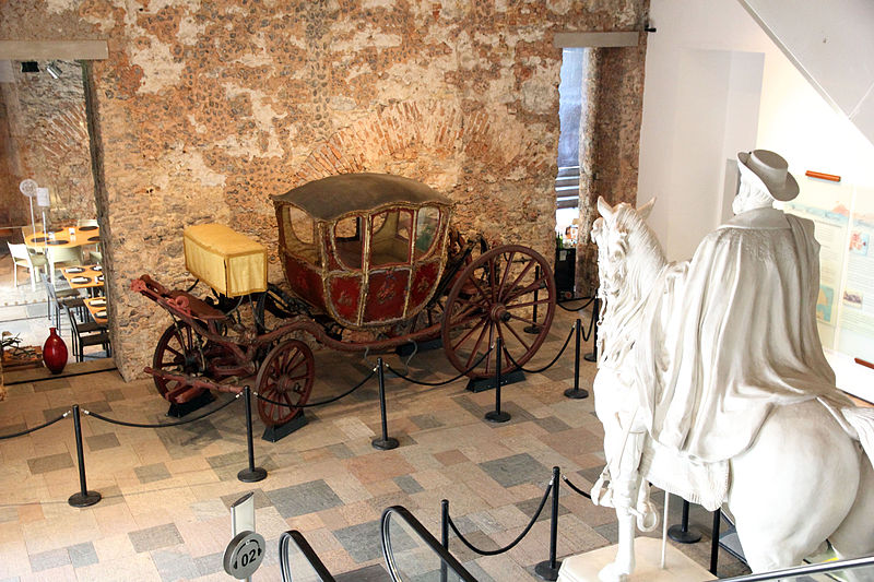 Hall de acesso ao 2º pavimento. Escultura equestre em gesso de D. Pedro II, de Francisco Manoel Chaves Pinheiro e carruagem. Foto: Halley Pacheco de Oliveira/Wikimedia Commons.