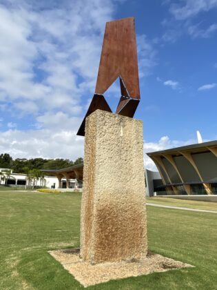 Escultura de Bruno Munari no jardim do MACA Uruguai. Foto: Hélio Campos Mello.