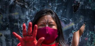 Imagem colorida. Alessandra Munduruku, uma das principais lideranças indígenas do Brasil, durante a II Marcha das Mulheres Indígenas: Reflorestamentos, Corpos e Corações para a cura da terra. Brasília, 2021. Foto: Edgar Kanaykõ Xakriabá