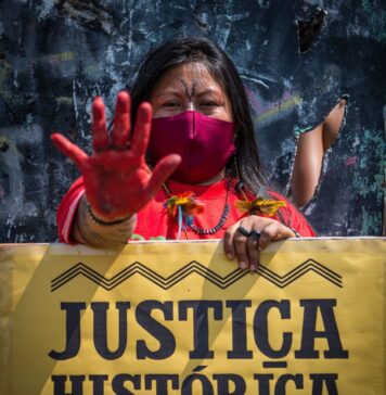 Imagem colorida. Alessandra Munduruku, uma das principais lideranças indígenas do Brasil, durante a II Marcha das Mulheres Indígenas: Reflorestamentos, Corpos e Corações para a cura da terra. Brasília, 2021. Foto: Edgar Kanaykõ Xakriabá