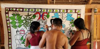 Artistas do MAHKU em produção de suas obras para a mostra MAHKU - Cantos de imagens na Casa de Cultura do Parque