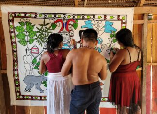 Artistas do MAHKU em produção de suas obras para a mostra MAHKU - Cantos de imagens na Casa de Cultura do Parque