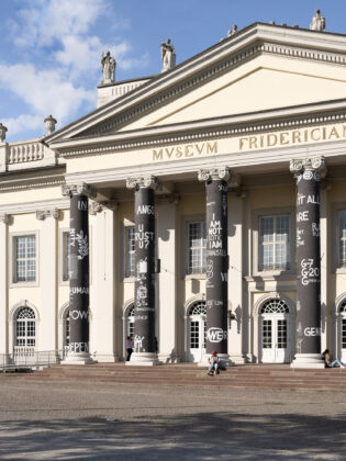 "Generosity, Regeneration, Transparency, Independence, Sufficiency, Local Anchor and most of all Humor", feita por Dan Perjovschi no Fridericianum. Foto: Nicolas Wefers