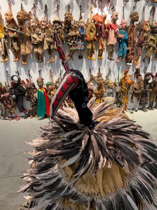 Detalhe de "Wall of puppets", de Yaya Coulibaly na documenta quinze