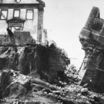 Restos de observatório e de igreja, fruto da demolição da demolição do Morro do Castelo, Rio de Janeiro, RJ (1922), em "Moderna pelo avesso". Foto: Augusto Malta/Acervo Instituto Moreira Salles/Coleção Gilberto Ferrez