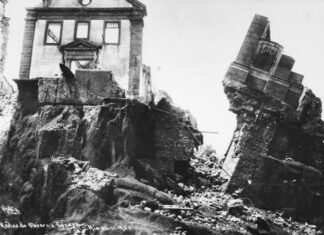 Restos de observatório e de igreja, fruto da demolição da demolição do Morro do Castelo, Rio de Janeiro, RJ (1922), em "Moderna pelo avesso". Foto: Augusto Malta/Acervo Instituto Moreira Salles/Coleção Gilberto Ferrez