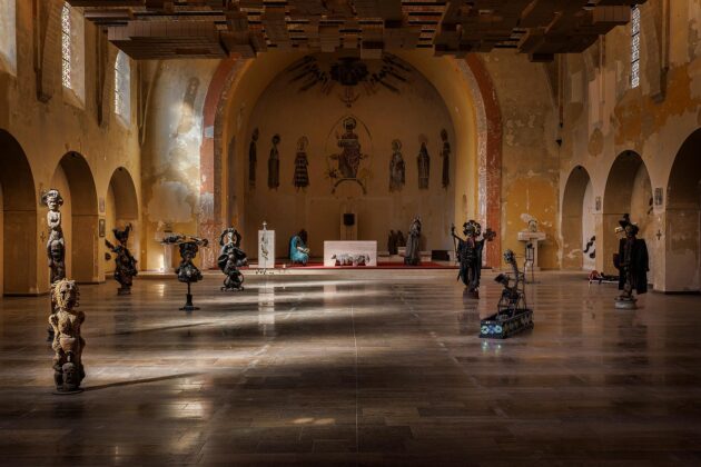 Vista da instalação de Atis Rezistans | Ghetto Biennale na Igreja St. Kunigundis, como parte da mostra alemã. Foto: Frank Sperling