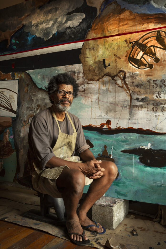 O pintor fluminense Arjan Martins, em seu ateliê no Rio de Janeiro. Foto: Pepe Schettino