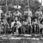 Em pé, ao centro, com cocar, Mapukayaka Yawalapiti. Sentados, da esquerda para a direita, Sariruá Yawalapiti e Orlando Villas-Bôas. c. 1955. Foto: Henri Ballot / Acervo Instituto Moreira Salles/Arquivo Henri Ballot