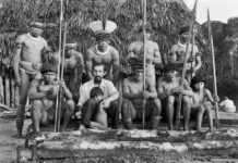 Em pé, ao centro, com cocar, Mapukayaka Yawalapiti. Sentados, da esquerda para a direita, Sariruá Yawalapiti e Orlando Villas-Bôas. c. 1955. Foto: Henri Ballot / Acervo Instituto Moreira Salles/Arquivo Henri Ballot