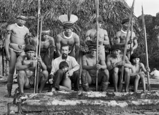 Em pé, ao centro, com cocar, Mapukayaka Yawalapiti. Sentados, da esquerda para a direita, Sariruá Yawalapiti e Orlando Villas-Bôas. c. 1955. Foto: Henri Ballot / Acervo Instituto Moreira Salles/Arquivo Henri Ballot