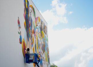 Dedablio durante a pintura de empena no Conservatório de Tatuí.