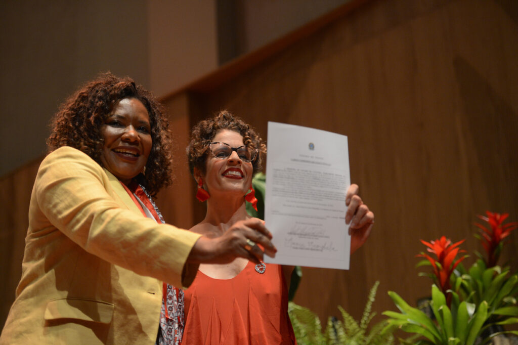 A ministra da Cultura, Margareth Menezes, e a presidenta da Fundação Nacional de Artes (Funarte), Maria Marighella, durante evento de sua posse na entidade, no centro do Rio de Janeiro Foto: Tomaz Silva/Agência Brasil