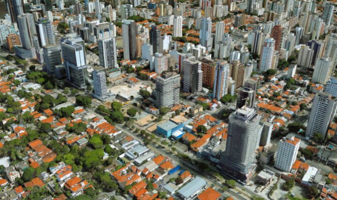 Avenida Rebouças, eixo de transporte em São Paulo que vem passando por intensa verticalização. Crédito: Reprodução/Google Earth