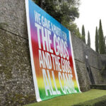 "We Gave A Party for the Gods", obra de John Giorno, instalada no Castello di Brolio e selecionada pela colecionadora Luziah Hennessy para o percurso Art of the Treasure Hunt. Foto: Divulgação