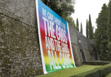 "We Gave A Party for the Gods", obra de John Giorno, instalada no Castello di Brolio e selecionada pela colecionadora Luziah Hennessy para o percurso Art of the Treasure Hunt. Foto: Divulgação