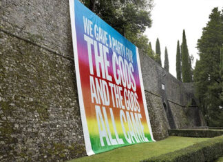 "We Gave A Party for the Gods", obra de John Giorno, instalada no Castello di Brolio e selecionada pela colecionadora Luziah Hennessy para o percurso Art of the Treasure Hunt. Foto: Divulgação