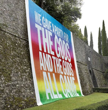 "We Gave A Party for the Gods", obra de John Giorno, instalada no Castello di Brolio e selecionada pela colecionadora Luziah Hennessy para o percurso Art of the Treasure Hunt. Foto: Divulgação