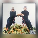 Marta Minujín e Andy Warhol na na fotoperformance "El pago de la deuda externa argentina con maíz, 'el oro latinoamericano'" (1985). Foto: Leonor Amarante