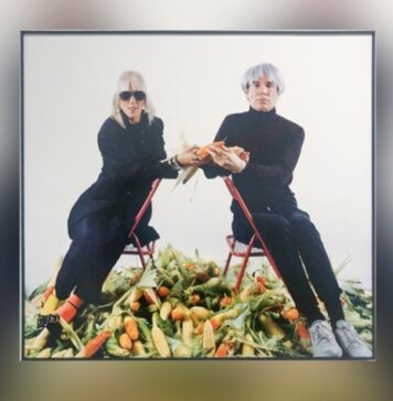 Marta Minujín e Andy Warhol na na fotoperformance "El pago de la deuda externa argentina con maíz, 'el oro latinoamericano'" (1985). Foto: Leonor Amarante