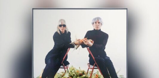 Marta Minujín e Andy Warhol na na fotoperformance "El pago de la deuda externa argentina con maíz, 'el oro latinoamericano'" (1985). Foto: Leonor Amarante