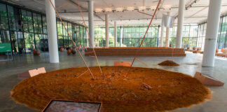 Vista da instalação "ANTENA IA MBAMBE Mimenekenu Ê lá Tempo!", de Ana Pi e Taata Kwa Nkisi Mutá Imê. Crédito: Levi Fanan/Fundação Bienal de São Paulo