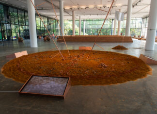 Vista da instalação "ANTENA IA MBAMBE Mimenekenu Ê lá Tempo!", de Ana Pi e Taata Kwa Nkisi Mutá Imê. Crédito: Levi Fanan/Fundação Bienal de São Paulo