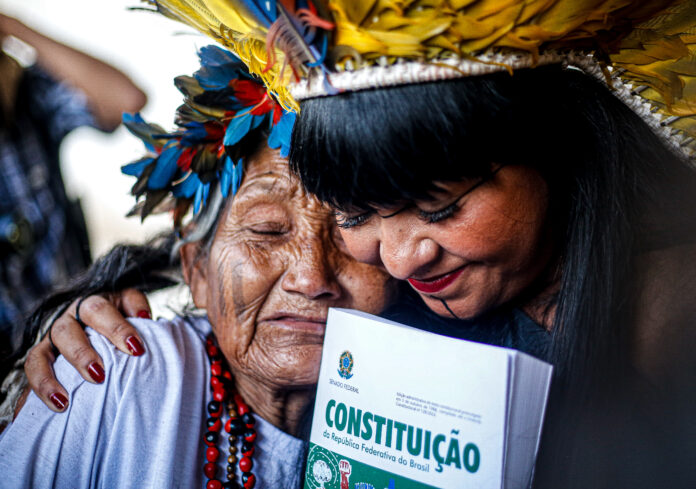 Deputada federal Celia Xakriaba comemora a decisão com a anciã Isabela Xokleng. Foto: Scarlett Rocha