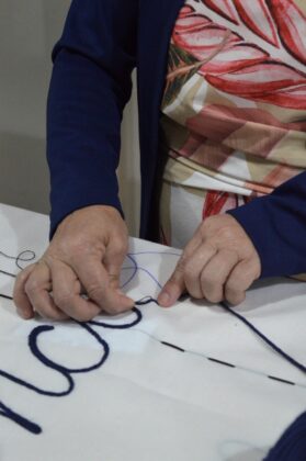 Júlio Villani durante a criação de "Paraíso", que ele apresenta na Capela do Morumbi. Foto: Divulgação